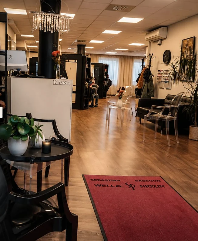 Salong Stils ljusa lokal med kassa och väntplats
